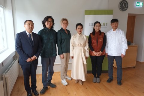 The Minister of Foreign Affairs of Mongolia, the Mongolian Ambassador to Iceland, GRÓ LRT director and the three Mongolian fellows currently participating in the 2025 cohort.