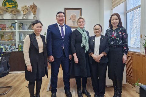 GRÓ LRT Director Dr. Sjöfn Vilhelmsdóttir and Dr. Sumjidmaa Sainnemekh with Dr. Buyanbaatar Avirmed, Dean, Dr. Banzragch Dalai, Scientific Secretary and Prof. Batbileg Bayaraa, all from MULS’ School of Agroecology. 