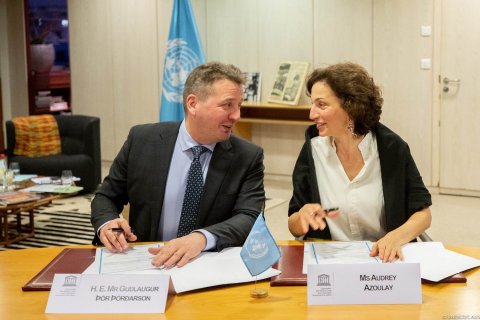 Minister for Foreign Affairs of Iceland Guðlaugur Þór Þórðarson and Director General of UNESCO Audrey Azoulay at the signing. (Photo: UNESCO/Christelle ALIX)