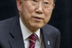 Ban Ki-moon (middle) with Fellows from UNU-GTP (left) and UNU-LRT (right)